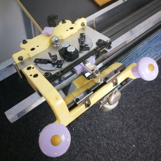 Singer 12 Gauge Intashia Fine Needle Hanging Yarn Knitting Machine