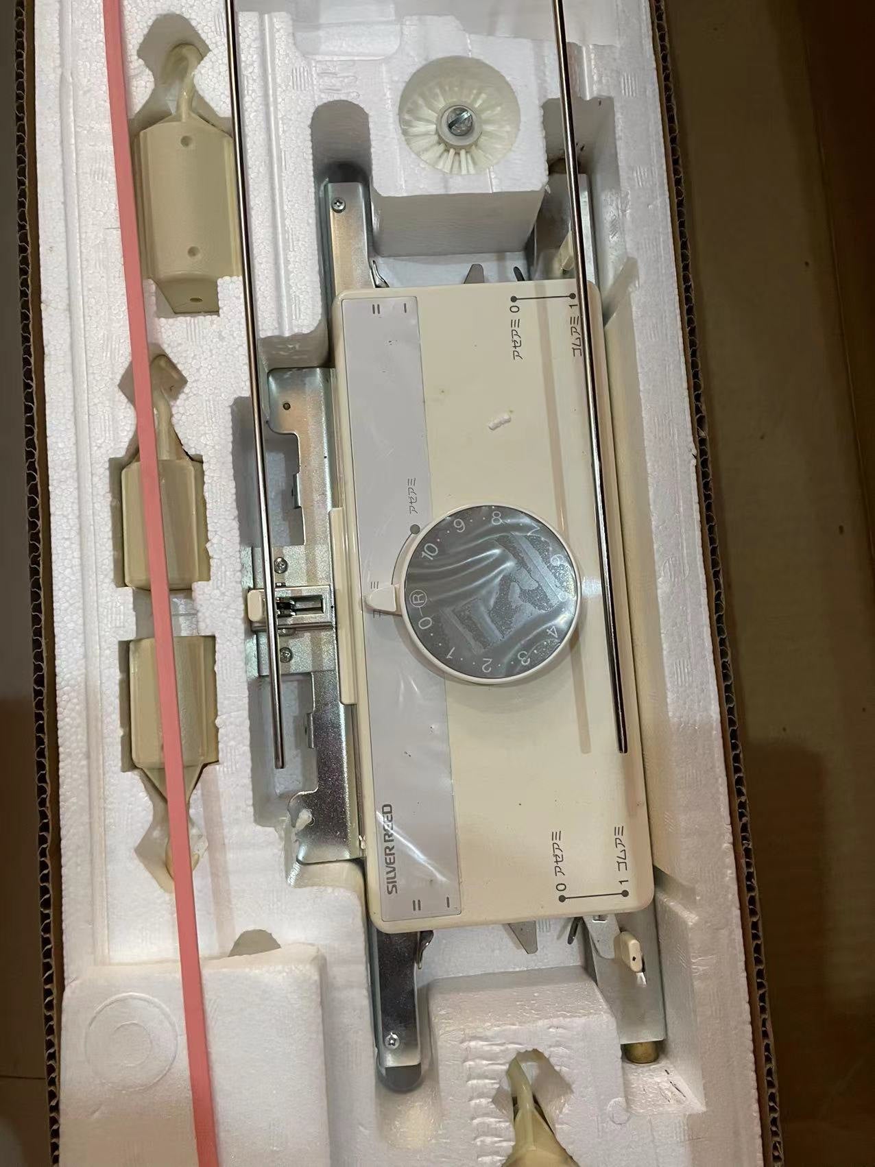 Silver Reed SK860 + SR860 mid gauge( 6.5mm needle spacing) knitting machine