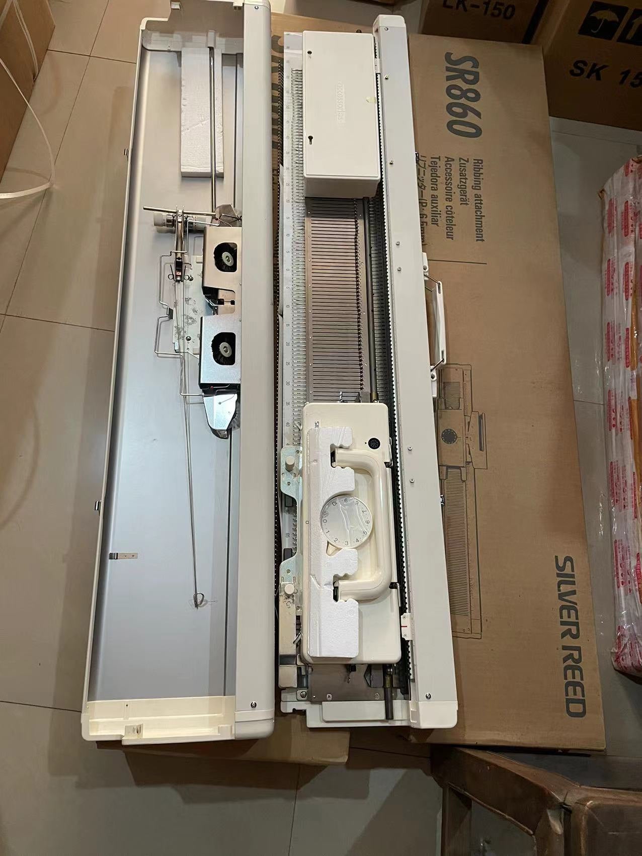 Silver Reed SK860 + SR860 mid gauge( 6.5mm needle spacing) knitting machine