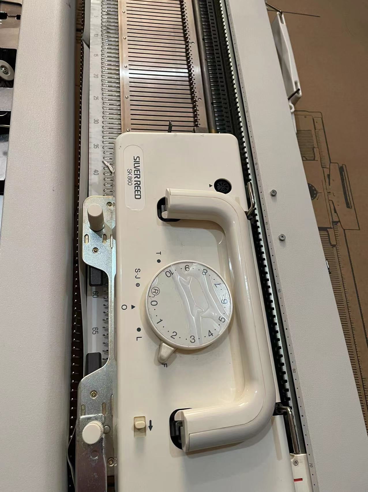 Silver Reed SK860 + SR860 mid gauge( 6.5mm needle spacing) knitting machine